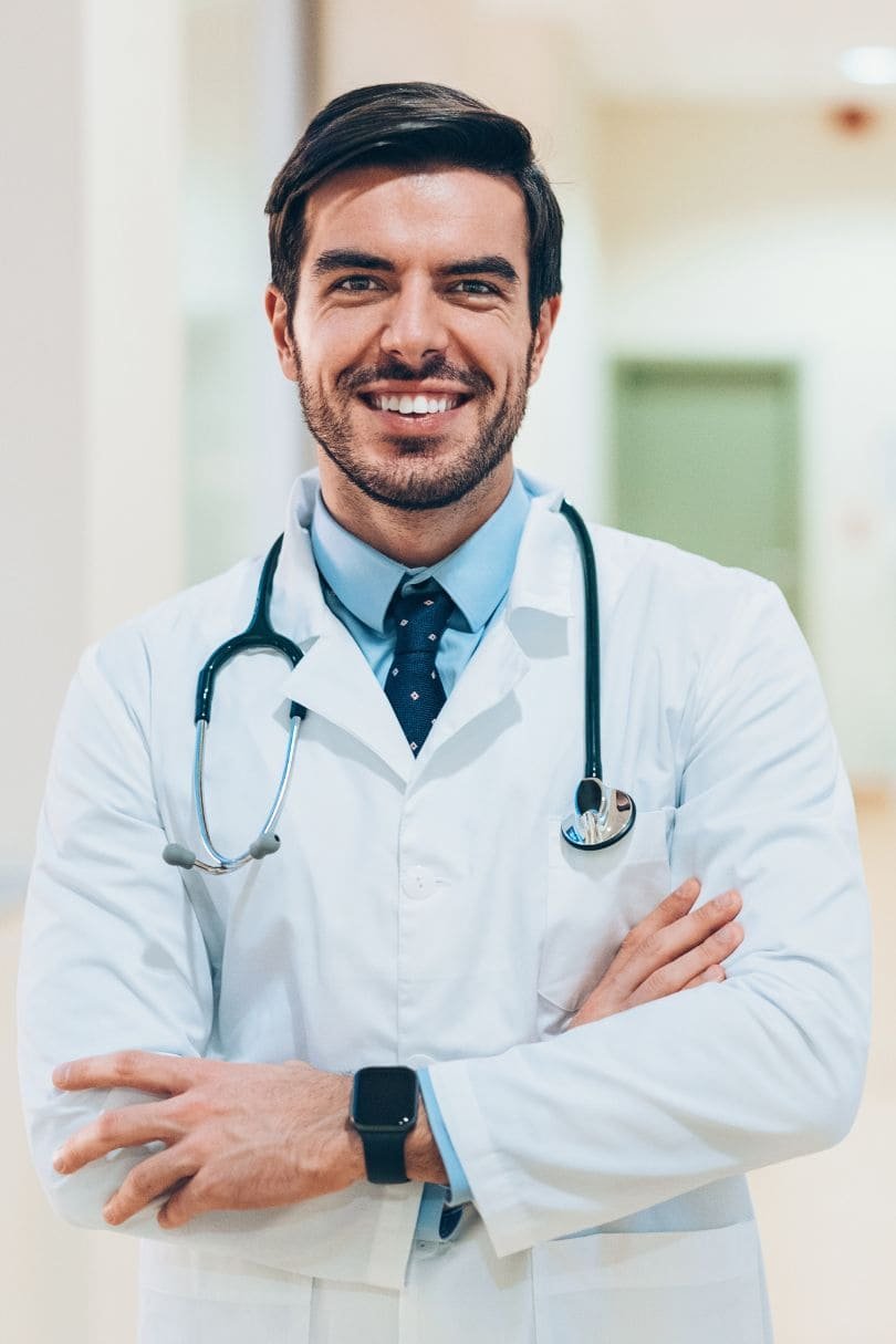Médico em atendimento humanizado